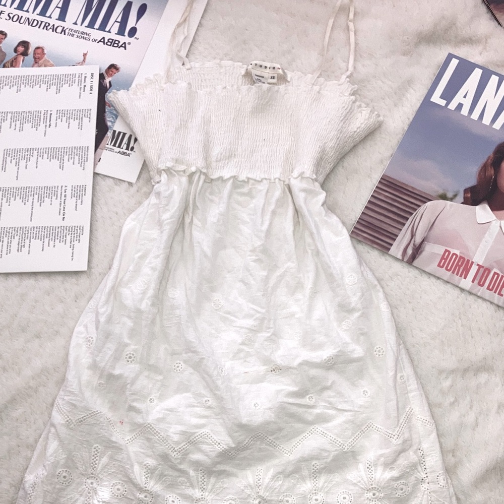 White floral pattern dress, ruched upper section, XS, brand Studio M :)